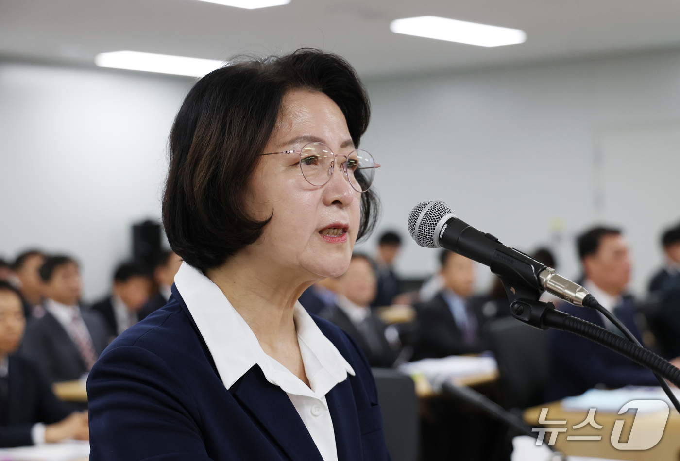 (수원=뉴스1) 김영운 기자 = 추미애 경기도지사가 13일 경기 수원시 영통구 경기도청에서 열린 국회 행정안전위원회의 경기도에 대한 국정감사에서 업무보고를 하고 있다. 2026.1 …