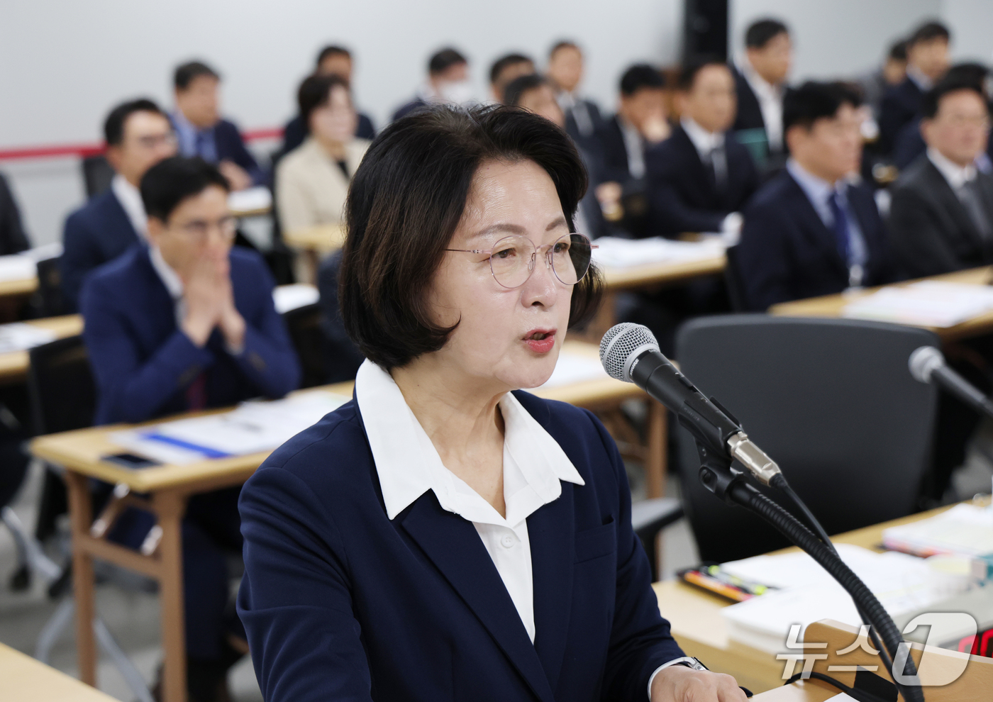 (수원=뉴스1) 김영운 기자 = 추미애 경기도지사가 13일 경기 수원시 영통구 경기도청에서 열린 국회 행정안전위원회의 경기도에 대한 국정감사에서 업무보고를 하고 있다. 2026.1 …