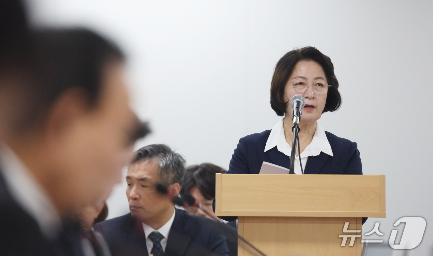 (수원=뉴스1) 김영운 기자 = 추미애 경기도지사가 13일 경기 수원시 영통구 경기도청에서 열린 국회 행정안전위원회의 경기도에 대한 국정감사에서 업무보고를 하고 있다. 2026.1 …