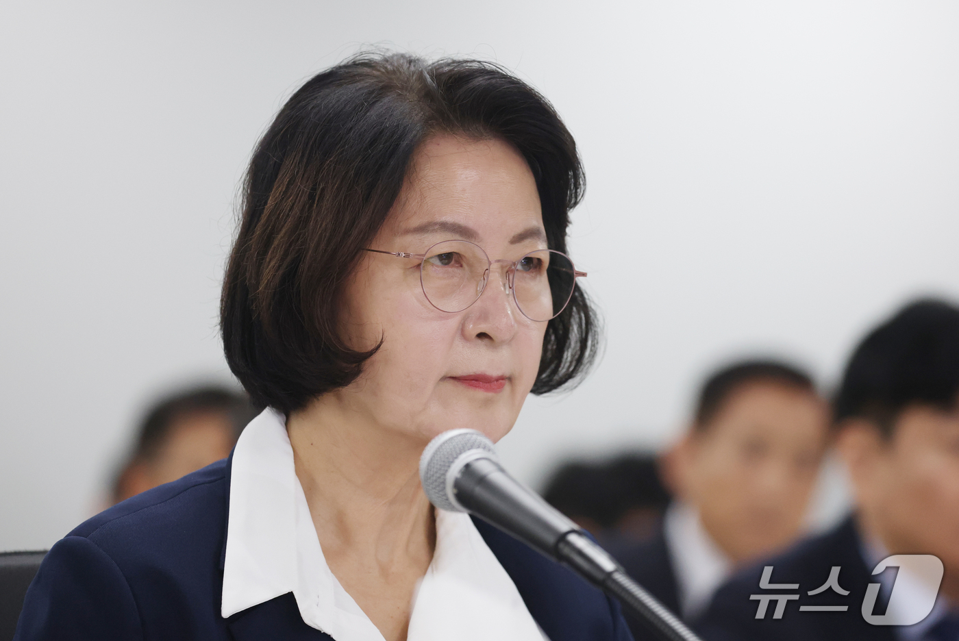 (수원=뉴스1) 김영운 기자 = 추미애 경기도지사가 13일 경기 수원시 영통구 경기도청에서 열린 국회 행정안전위원회의 경기도에 대한 국정감사에서 의원 질의를 경청하고 있다. 202 …