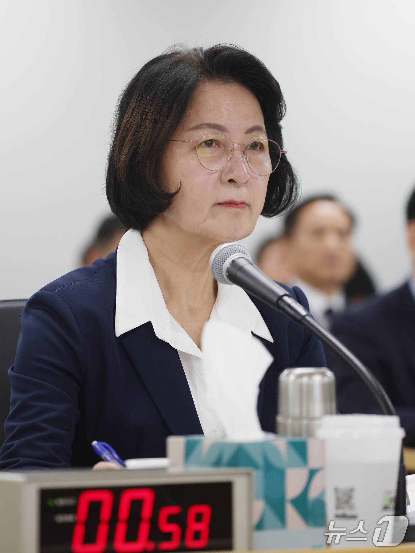 (수원=뉴스1) 김영운 기자 = 추미애 경기도지사가 13일 경기 수원시 영통구 경기도청에서 열린 국회 행정안전위원회의 경기도에 대한 국정감사에서 의원 질의를 경청하고 있다. 202 …
