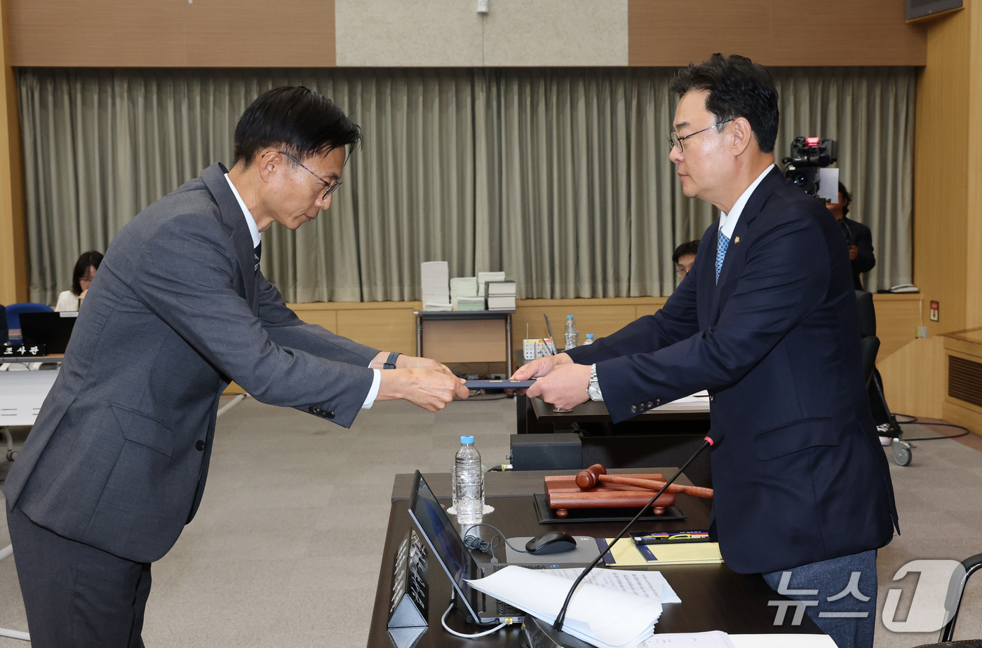 (대전=뉴스1) 김기태 기자 = 김용선 지식재산처장이 13일 오전 정부대전청사에서 열린 국회 산업통상자원중소벤처기업위원회의 지식재산처에 대한 국정감사에서 김성원 위원장에게 증인 선 …