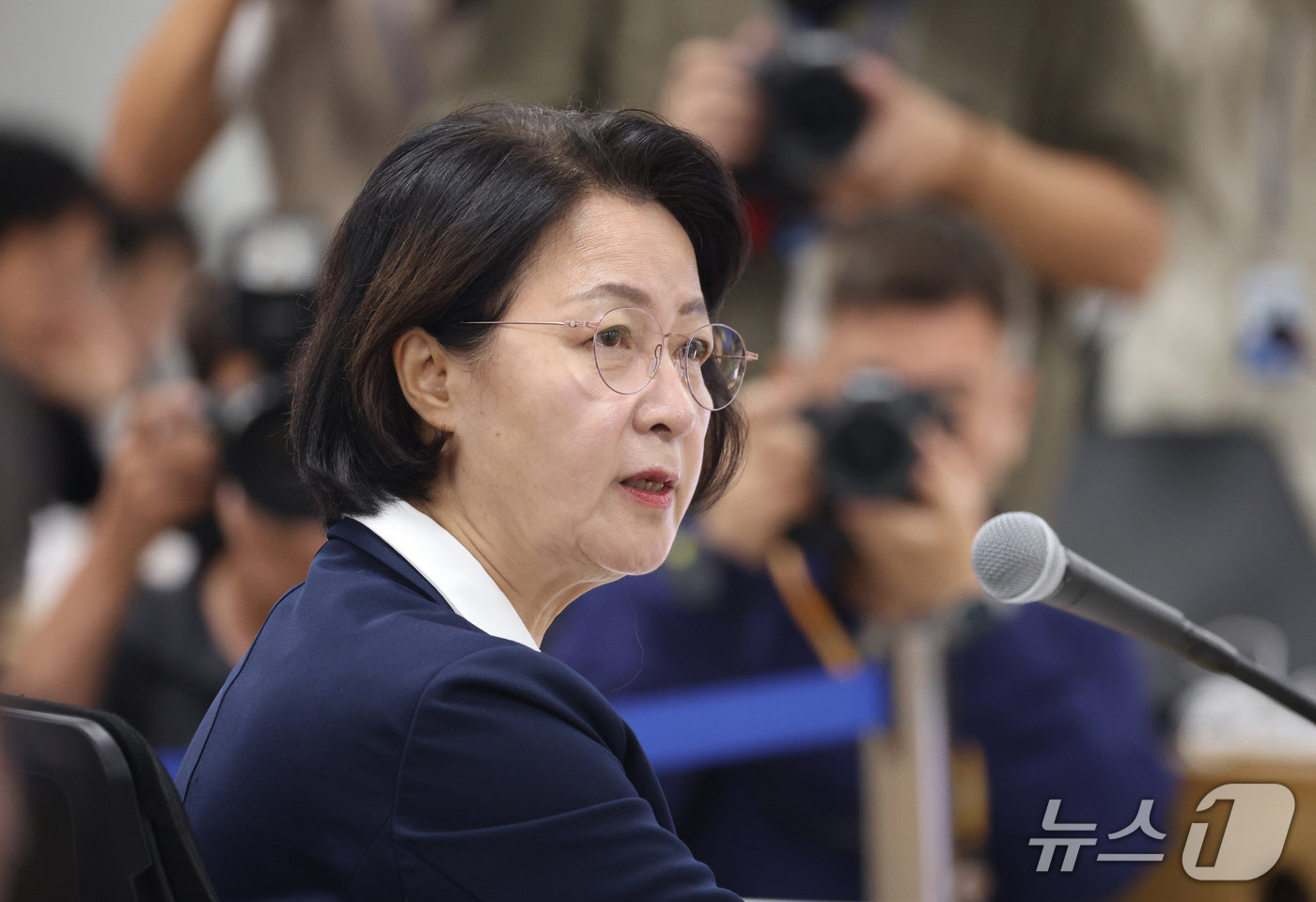 (수원=뉴스1) 김영운 기자 = 추미애 경기도지사가 13일 경기 수원시 영통구 경기도청에서 열린 국회 행정안전위원회의 경기도에 대한 국정감사에서 참석해 직원들과 이야기를 나누고 있 …
