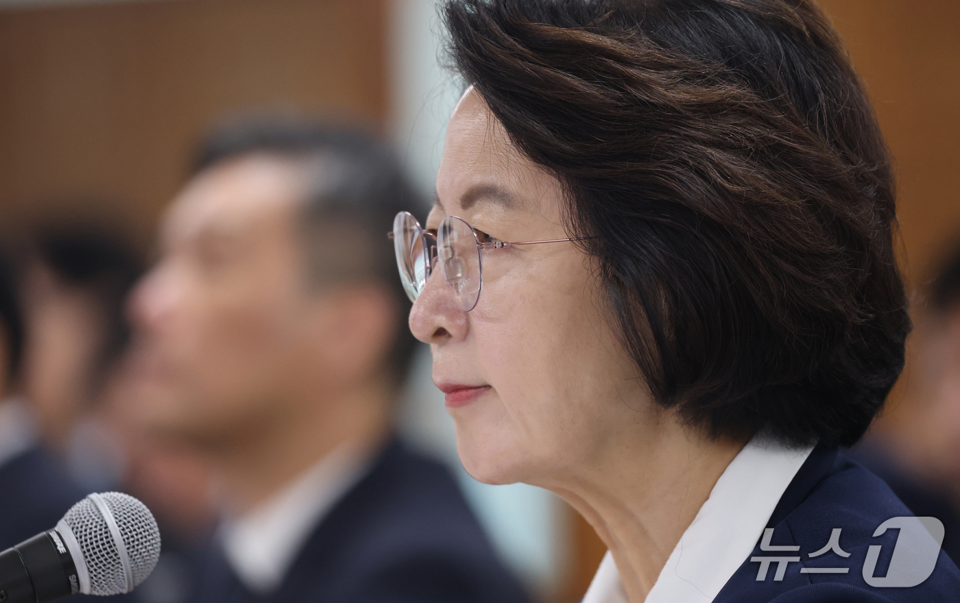 (수원=뉴스1) 김영운 기자 = 추미애 경기도지사가 13일 경기 수원시 영통구 경기도청에서 열린 국회 행정안전위원회의 경기도에 대한 국정감사에서 의원 질의를 경청하고 있다. 202 …