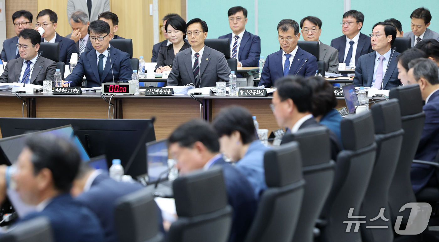 (대전=뉴스1) 김기태 기자 = 김용선 지식재산처장이 13일 오전 정부대전청사에서 열린 국회 산업통상자원중소벤처기업위원회의 지식재산처에 대한 국정감사에서 위원의 질의를 듣고 있다. …