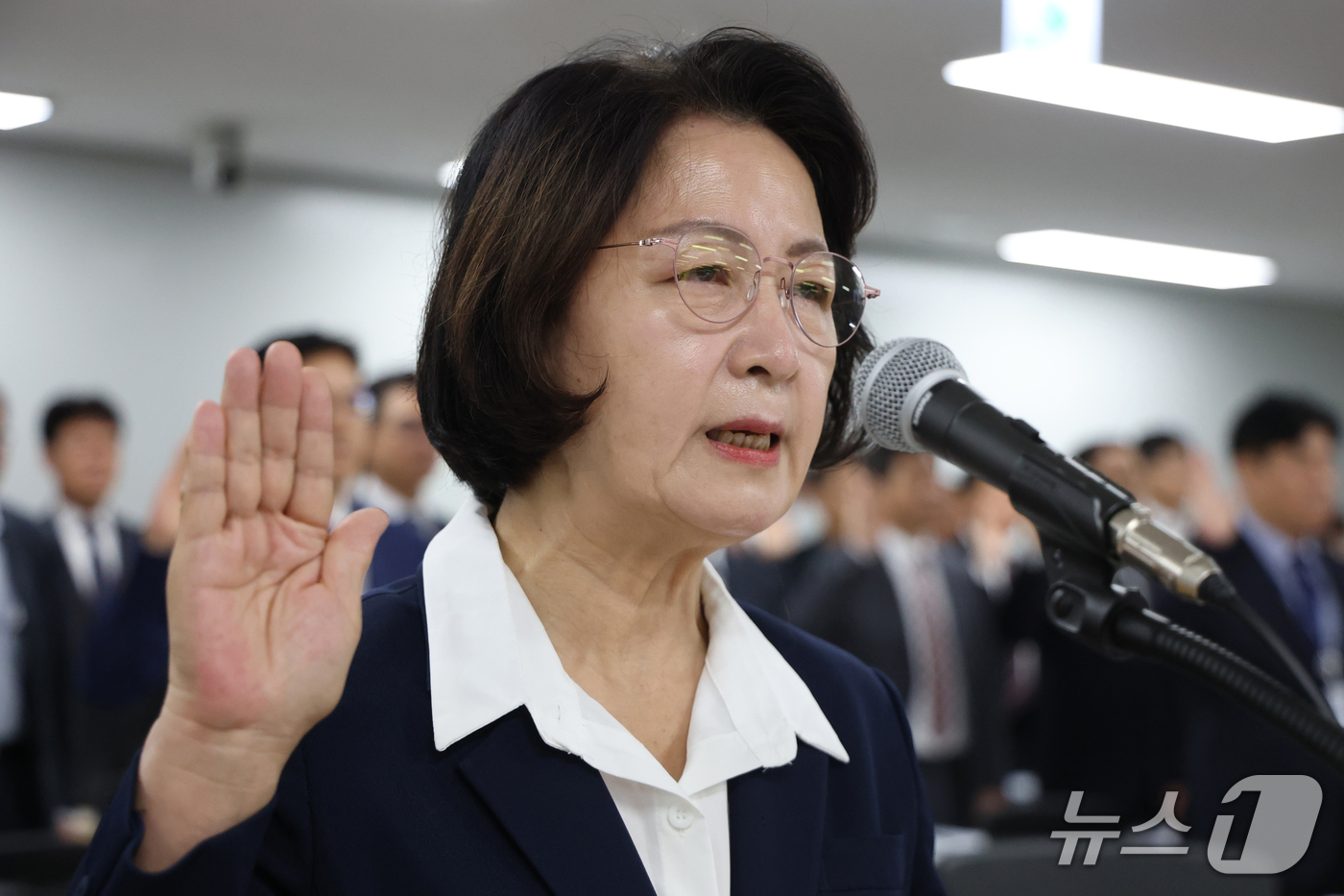 (수원=뉴스1) 김영운 기자 = 추미애 경기도지사가 13일 경기 수원시 영통구 경기도청에서 열린 국회 행정안전위원회의 경기도에 대한 국정감사에서 증인선서를 하고 있다. (공동취재) …