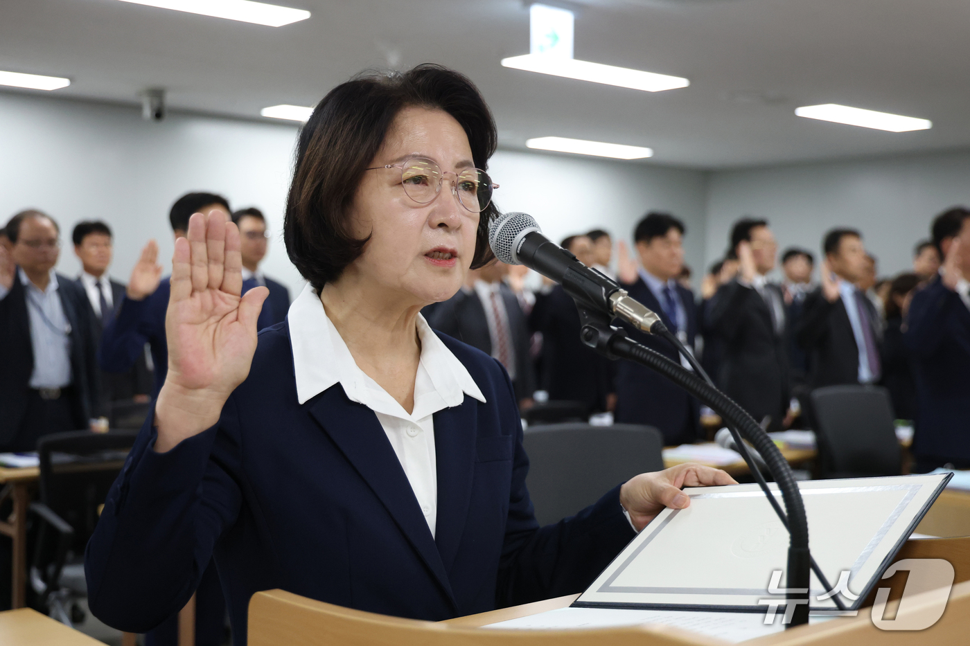 (수원=뉴스1) 김영운 기자 = 추미애 경기도지사가 13일 경기 수원시 영통구 경기도청에서 열린 국회 행정안전위원회의 경기도에 대한 국정감사에서 증인선서를 하고 있다. (공동취재) …