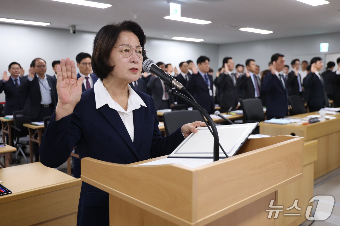 본문 이미지 - 추미애 경기도지사가 13일 경기 수원시 영통구 경기도청에서 열린 국회 행정안전위원회의 경기도에 대한 국정감사에서 증인선서를 하고 있다. (공동취재) 2026.10.13 ⓒ 뉴스1 김영운 기자