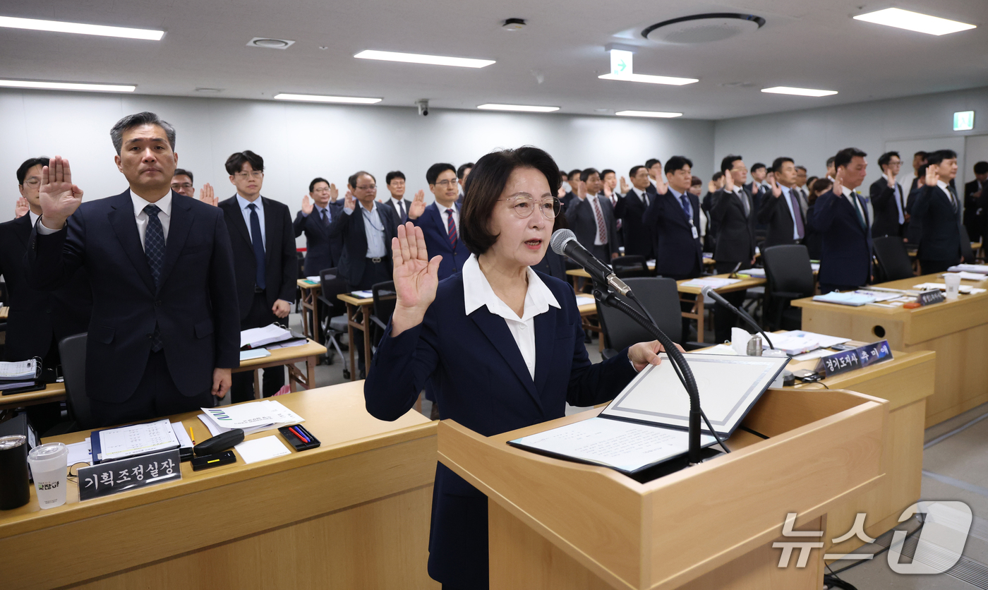 (수원=뉴스1) 김영운 기자 = 추미애 경기도지사가 13일 경기 수원시 영통구 경기도청에서 열린 국회 행정안전위원회의 경기도에 대한 국정감사에서 증인선서를 하고 있다. (공동취재) …