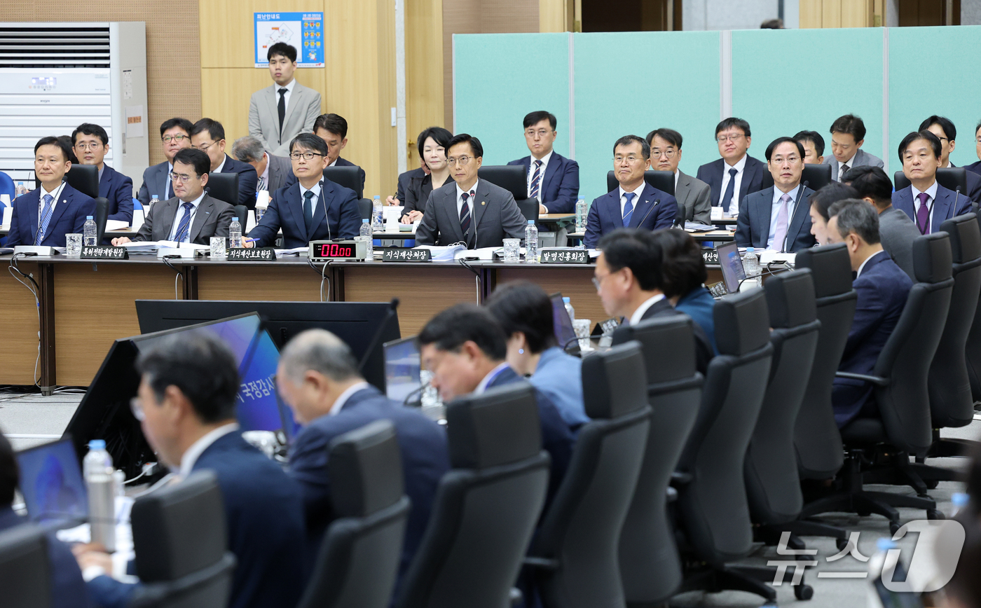 (대전=뉴스1) 김기태 기자 = 김용선 지식재산처장이 13일 오전 정부대전청사에서 열린 국회 산업통상자원중소벤처기업위원회의 지식재산처에 대한 국정감사에서 위원의 질의를 듣고 있다. …