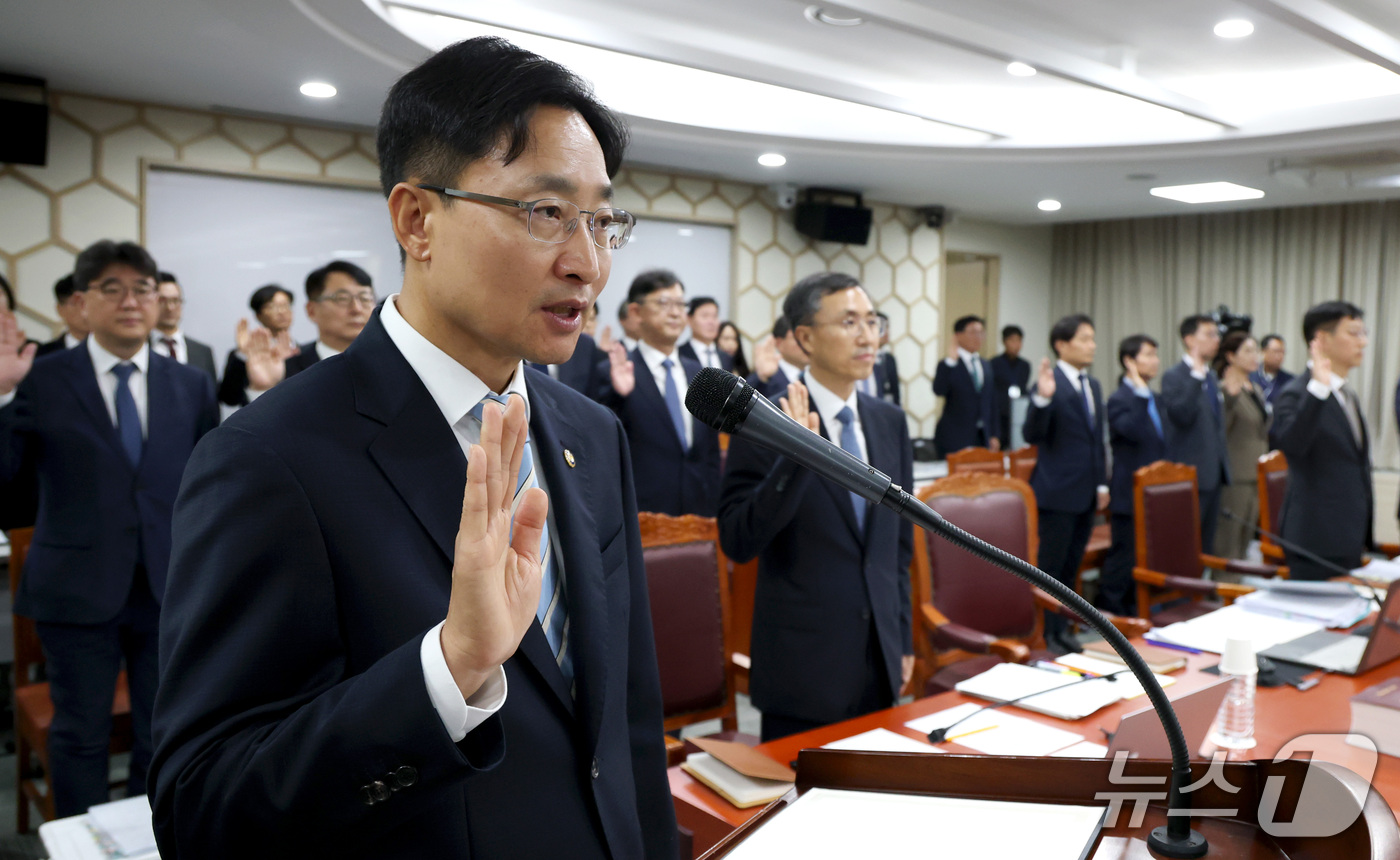 (세종=뉴스1) 김기남 기자 = 임광현 국세청장이 13일 세종시 정부세종청사 국세청에서 열린 국회 재정경제기획위원회 국정감사에 앞서 증인 선서를 하고 있다. 2026.10.13/뉴 …