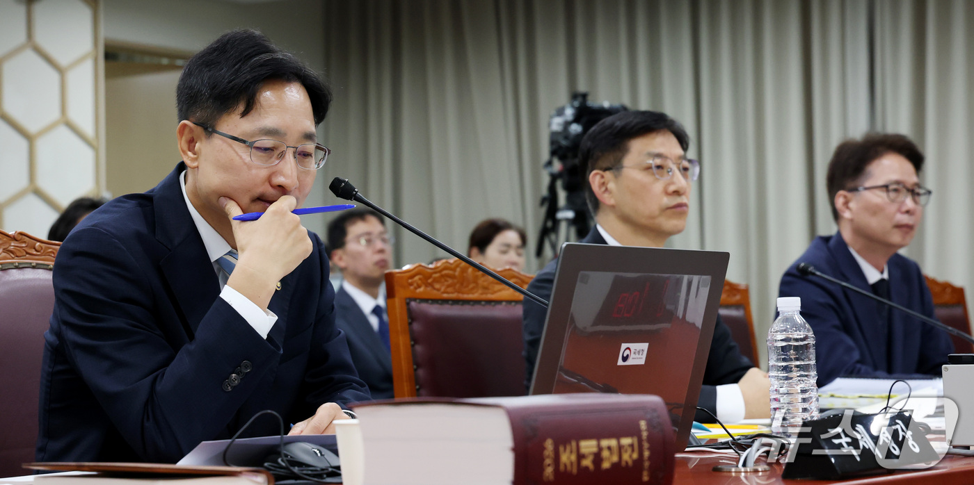 (세종=뉴스1) 김기남 기자 = 임광현 국세청장이 13일 세종시 정부세종청사 국세청에서 열린 국회 재정경제기획위원회 국정감사에서 위원들의 질의 자료를 보며 생각에 잠겨 있다. 20 …