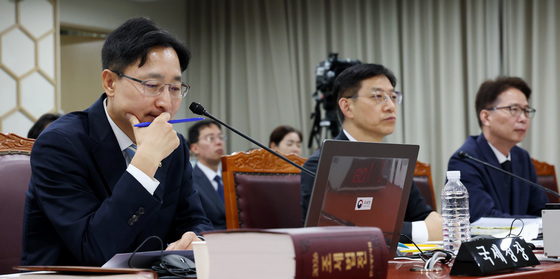 [국감]질의에 고민하는 임광현 국세청장