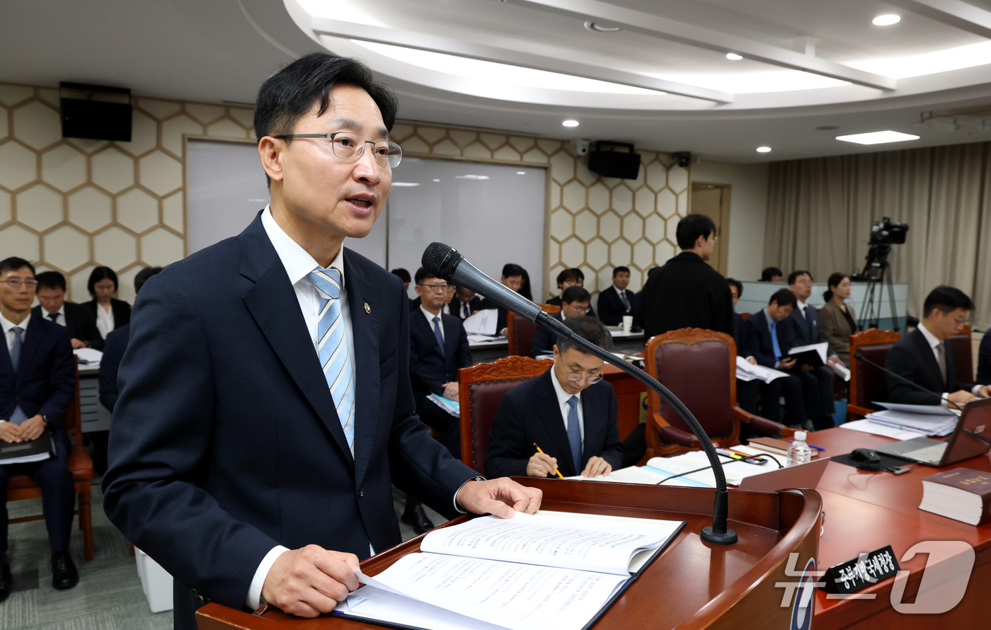 (세종=뉴스1) 김기남 기자 = 임광현 국세청장이 13일 세종시 정부세종청사 국세청에서 열린 국회 재정경제기획위원회 국정감사에서 업무보고를 하고 있다. 2026.10.13/뉴스1