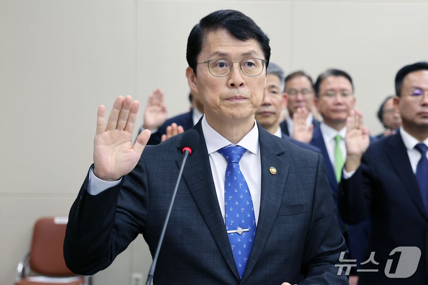 (서울=뉴스1) 황기선 기자 = 최원호 원자력안전위원회 위원장이 13일 서울 여의도 국회 과학기술정보방송통신위원회에서 열린 원자력안전위원회 등에 대한 국정감사에서 선서를 하고 있다 …