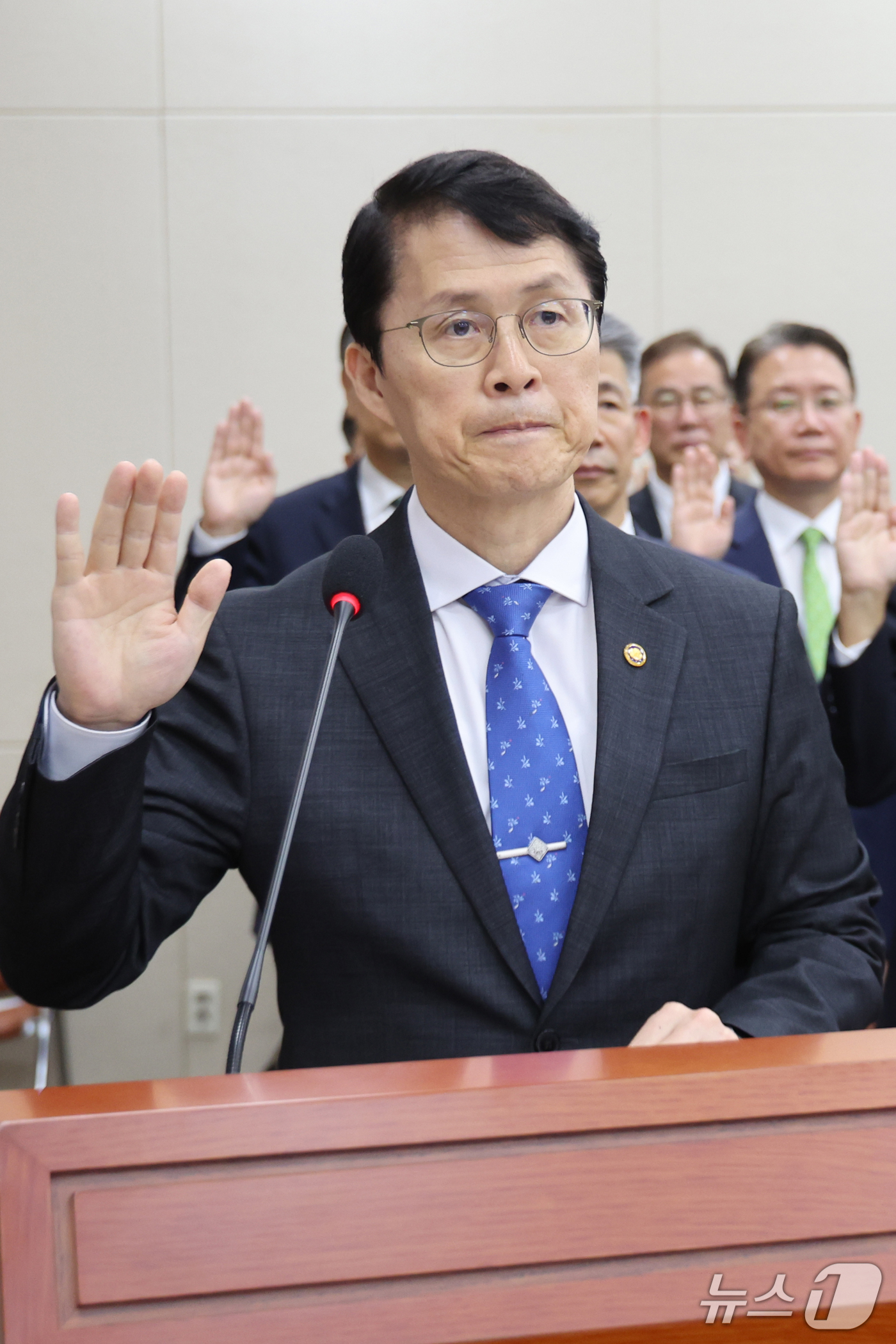 (서울=뉴스1) 황기선 기자 = 최원호 원자력안전위원회 위원장이 13일 서울 여의도 국회 과학기술정보방송통신위원회에서 열린 원자력안전위원회 등에 대한 국정감사에서 선서를 하고 있다 …