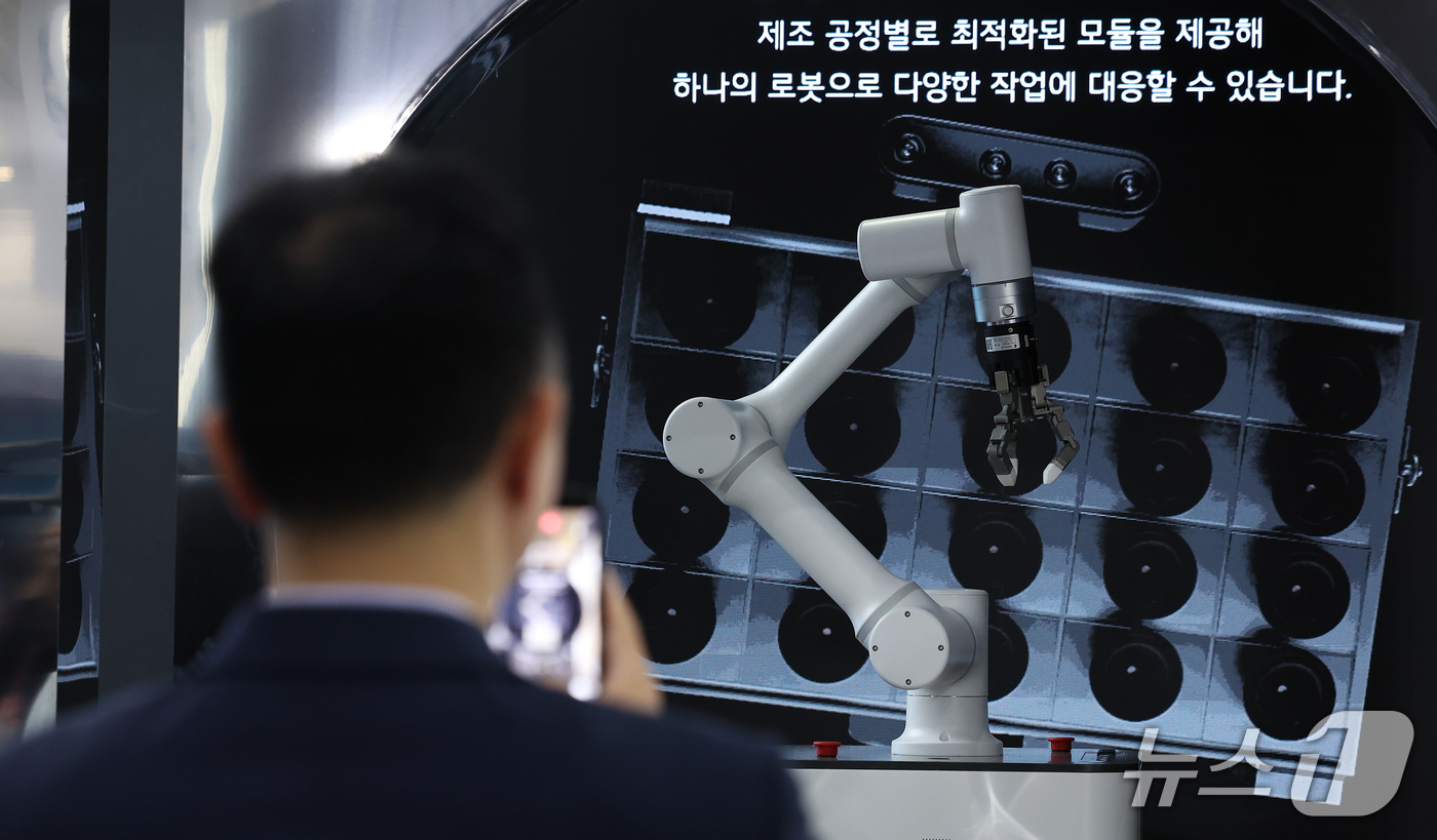 (서울=뉴스1) 김성진 기자 = 13일 서울 강남구 코엑스에서 열린 2026 한국전자전(KES 2026)을 찾은 관람객들이 LG전자 부스에서 설치된 로봇팔을 촬영하고 있다. 202 …