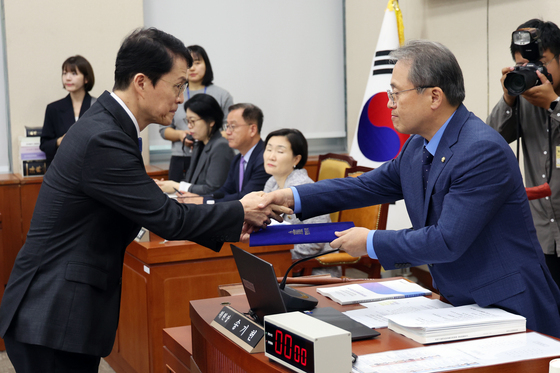 [국감] 선서문 전달하는 최원호 원안위원장