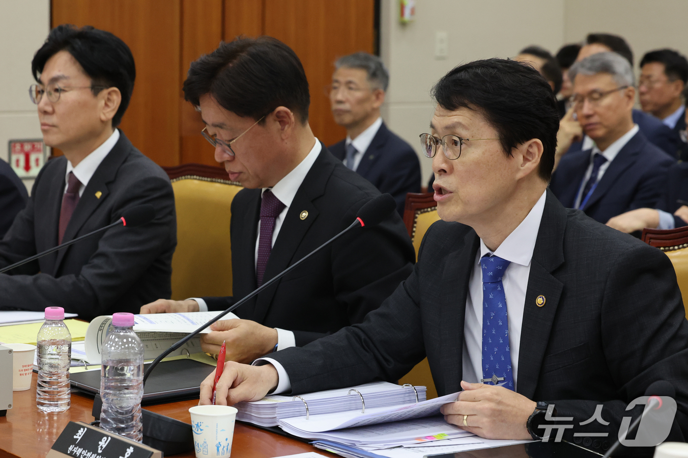 (서울=뉴스1) 황기선 기자 = 최원호 원자력안전위원회 위원장이 13일 서울 여의도 국회 과학기술정보방송통신위원회에서 열린 원자력안전위원회 등에 대한 국정감사에서 의원 질의에 답하 …
