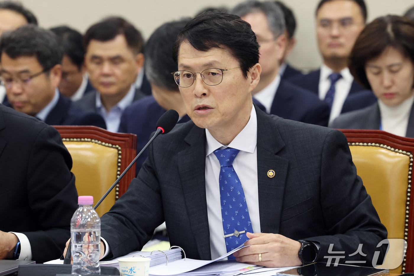 (서울=뉴스1) 황기선 기자 = 최원호 원자력안전위원회 위원장이 13일 서울 여의도 국회 과학기술정보방송통신위원회에서 열린 원자력안전위원회 등에 대한 국정감사에서 의원 질의에 답하 …