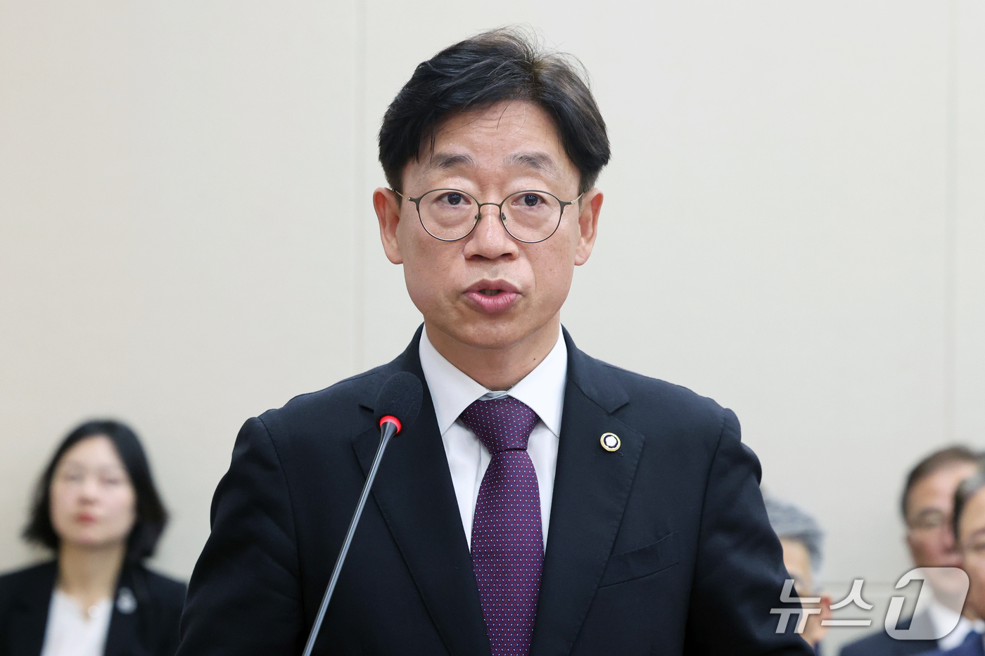 (서울=뉴스1) 황기선 기자 = 오태석 우주항공청장이 13일 서울 여의도 국회 과학기술정보방송통신위원회에서 열린 원자력안전위원회 등에 대한 국정감사에서 업무보고를 하고 있다.  2 …