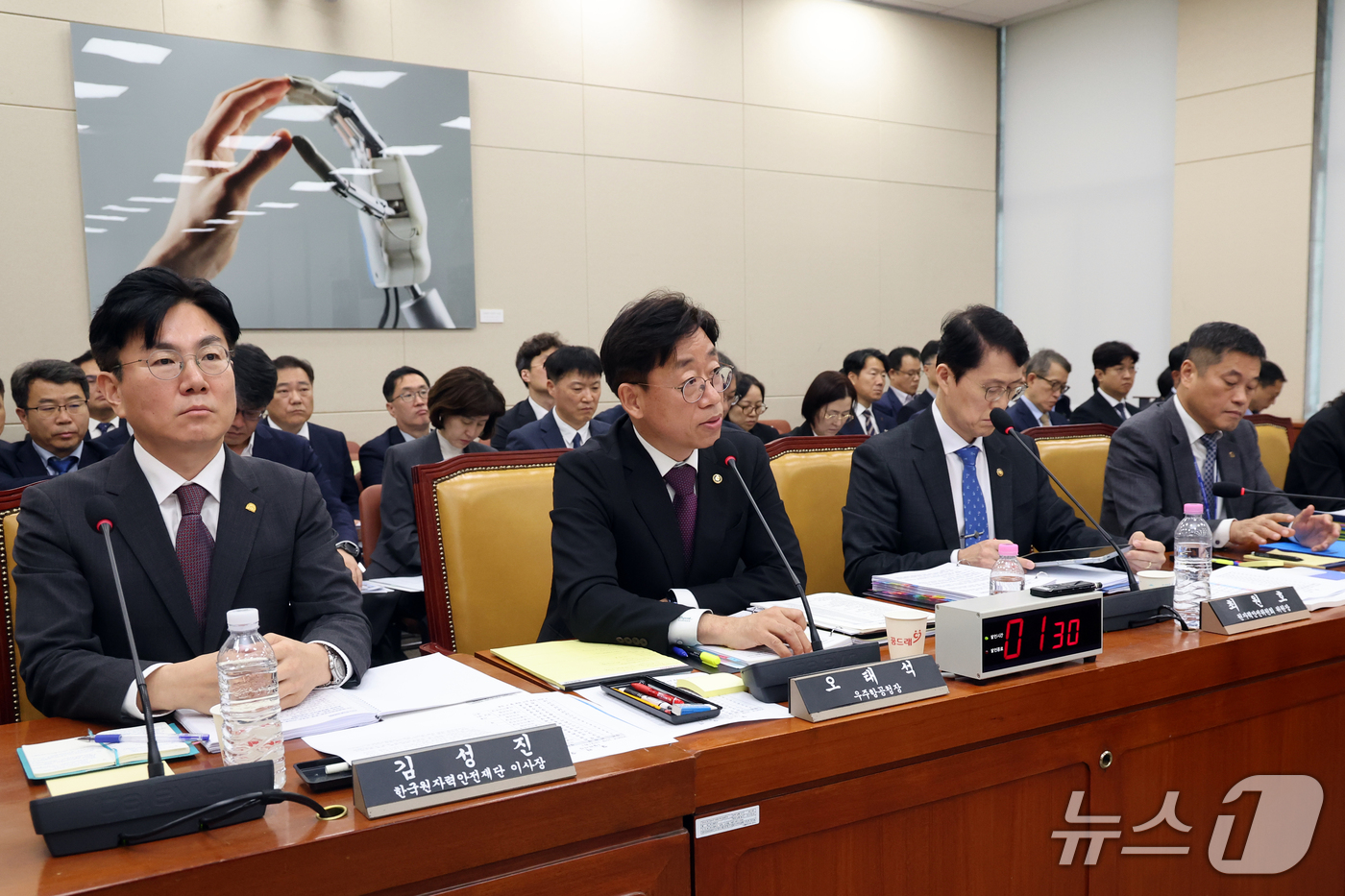 (서울=뉴스1) 황기선 기자 = 오태석 우주항공청장이 13일 서울 여의도 국회 과학기술정보방송통신위원회에서 열린 원자력안전위원회 등에 대한 국정감사에서 의원 질의에 답하고 있다. …