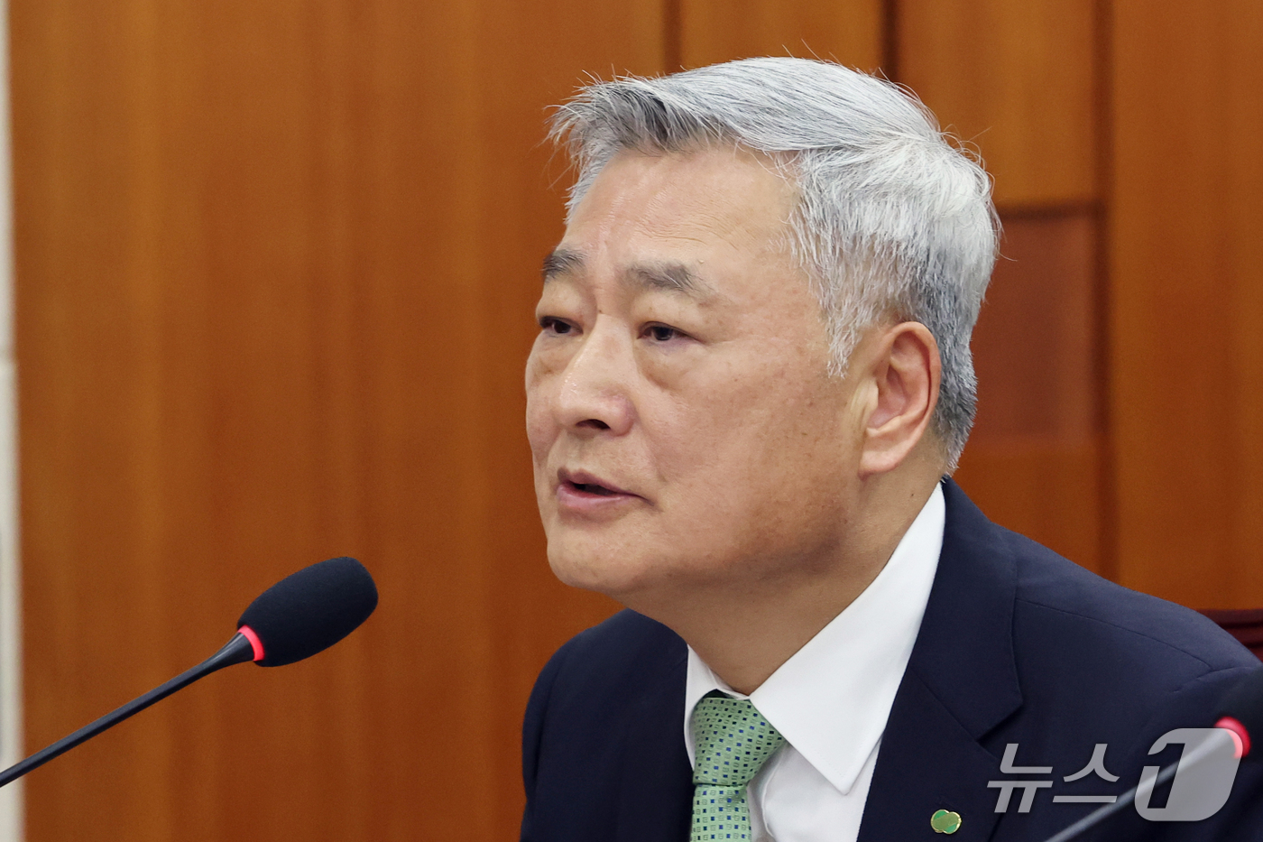 (서울=뉴스1) 황기선 기자 = 김희천 한국수력원자력(주) 사장이 13일 서울 여의도 국회 과학기술정보방송통신위원회에서 열린 원자력안전위원회 등에 대한 국정감사에서 의원 질의에 답 …