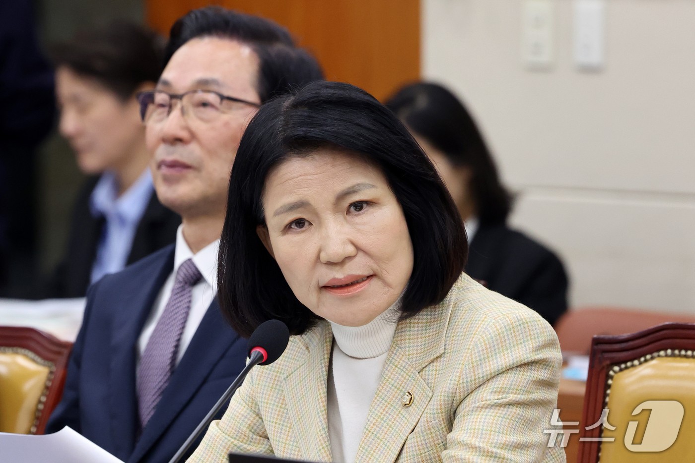 (서울=뉴스1) 황기선 기자 = 이진숙 국민의힘 의원이 13일 서울 여의도 국회 과학기술정보방송통신위원회에서 열린 원자력안전위원회 등에 대한 국정감사에서 질의를 하고 있다.  20 …