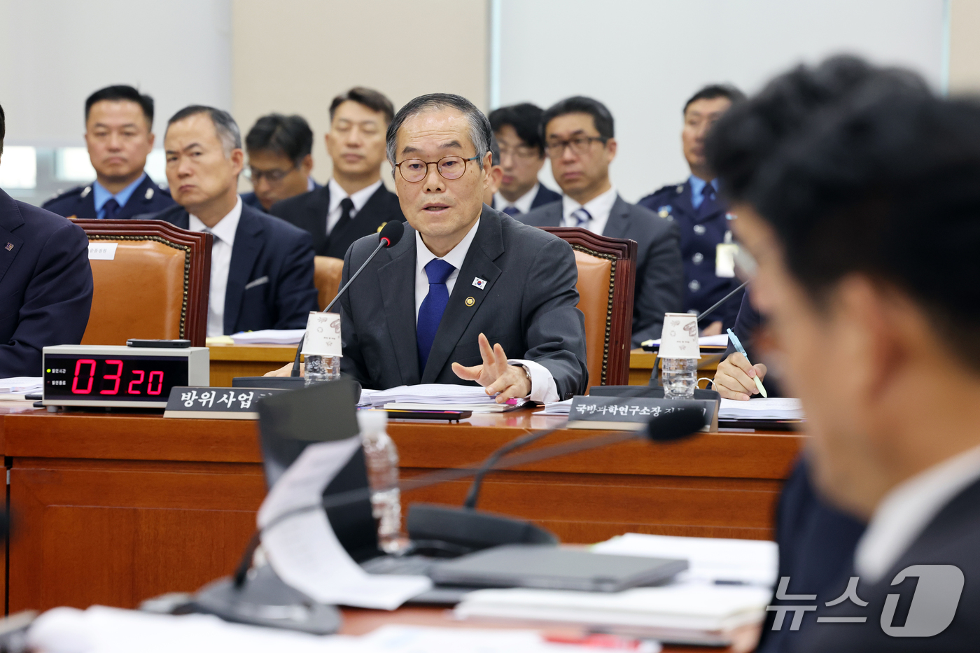 (서울=뉴스1) 황기선 기자 = 이용철 방위사업청장이 13일 서울 여의도 국회 국방위원회에서 열린 방위사업청 등에 대한 국정감사에서 의원 질의에 답하고 있다.  2026.10.13 …
