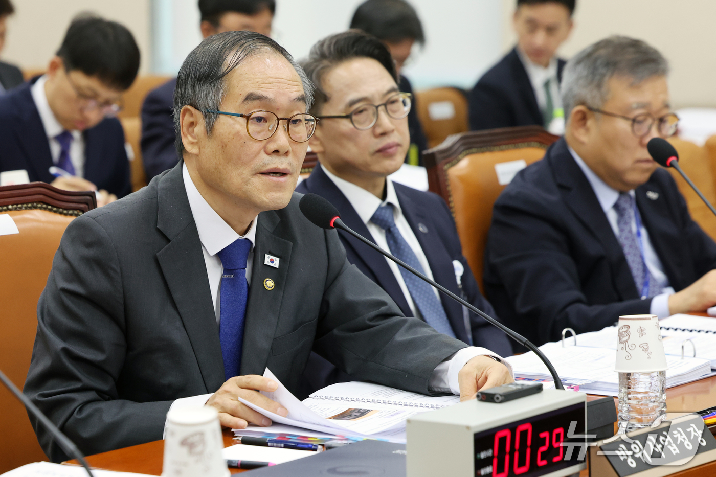 (서울=뉴스1) 황기선 기자 = 이용철 방위사업청장이 13일 서울 여의도 국회 국방위원회에서 열린 방위사업청 등에 대한 국정감사에서 의원 질의에 답하고 있다.  2026.10.13 …