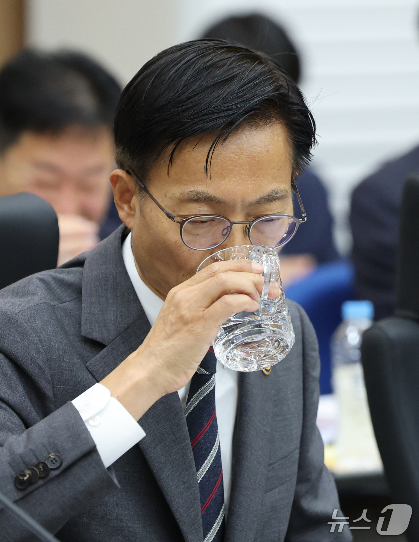 (대전=뉴스1) 김기태 기자 = 김용선 지식재산처장이 13일 오전 정부대전청사에서 열린 국회 산업통상자원중소벤처기업위원회의 지식재산처에 대한 국정감사에서 목을 축이고 있다. 202 …