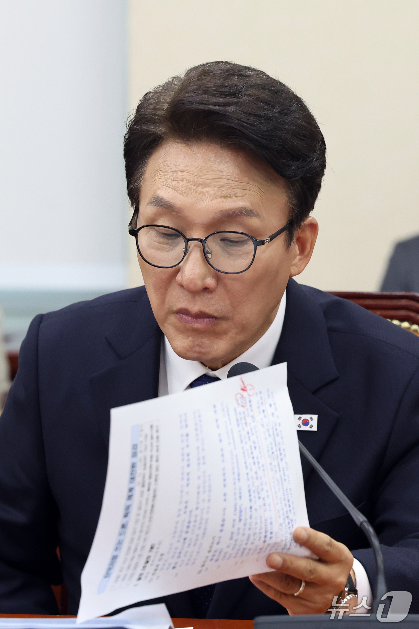 (서울=뉴스1) 황기선 기자 = 김민석 더불어민주당 대표가 13일 서울 여의도 국회 국방위원회에서 열린 방위사업청 등에 대한 국정감사에서 자료를 살펴보고 있다.  2026.10.1 …