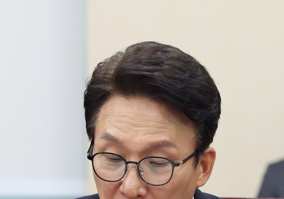 [국감] 자료 살펴보는 김민석 대표