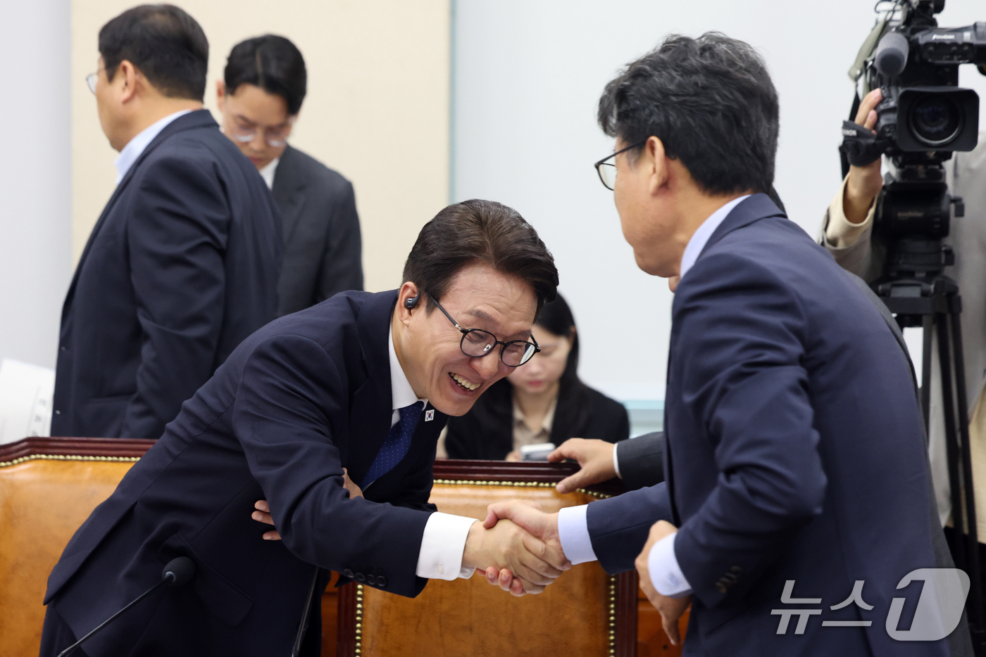 (서울=뉴스1) 황기선 기자 = 김민석 더불어민주당 대표가 13일 서울 여의도 국회 국방위원회에서 열린 방위사업청 등에 대한 국정감사에서 진성준 국방위원장과 악수를 하고 있다. …