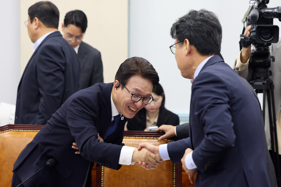 [국감] 진성준 위원장과 악수 나누는 김민석 대표