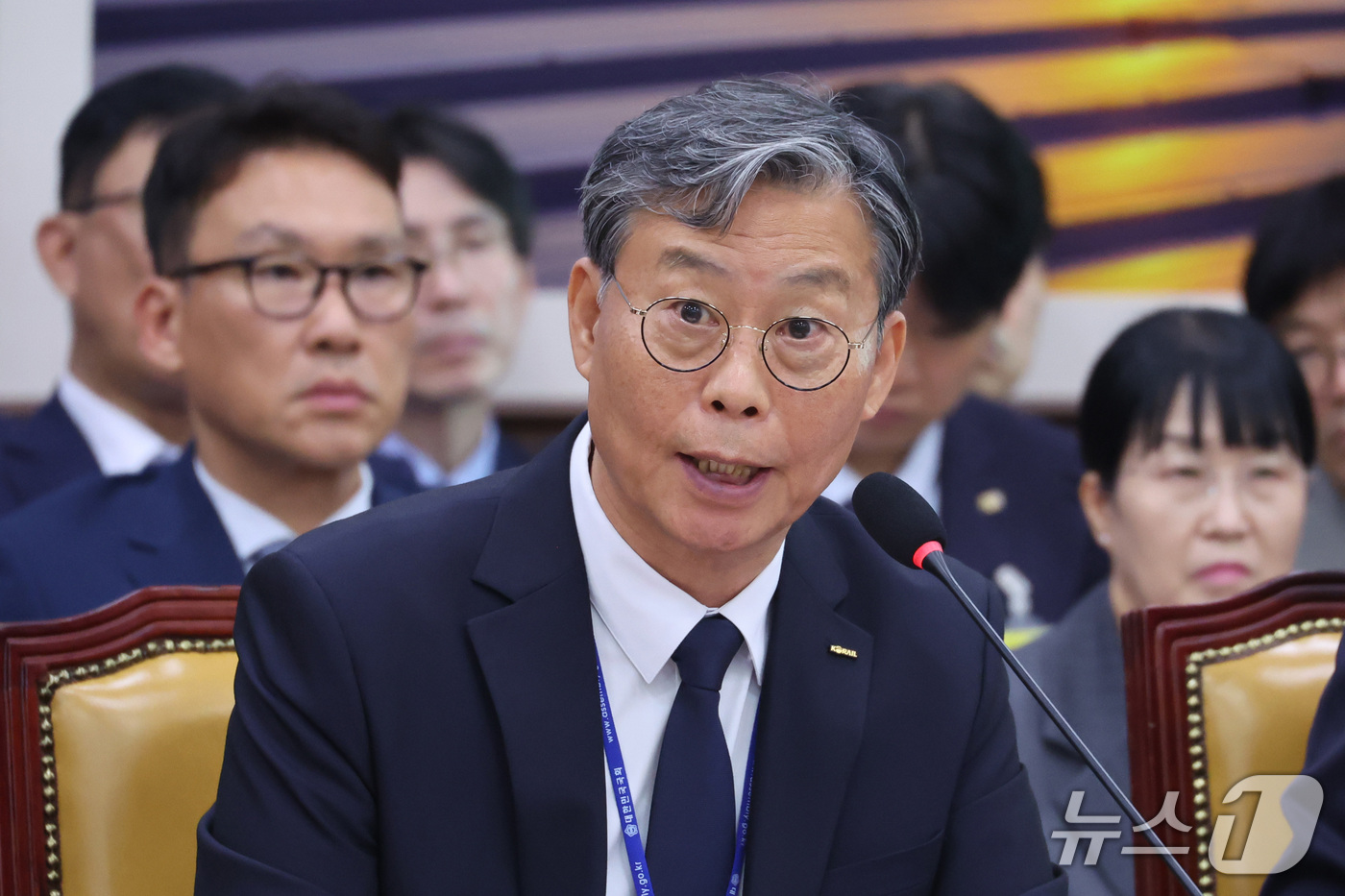 (서울=뉴스1) 신웅수 기자 = 김태승 한국철도공사 사장이 13일 서울 여의도 국회에서 열린 국토교통위원회의 한국철도공사 등에 대한 국정감사에서 의원 질의에 답변하고 있다. 202 …