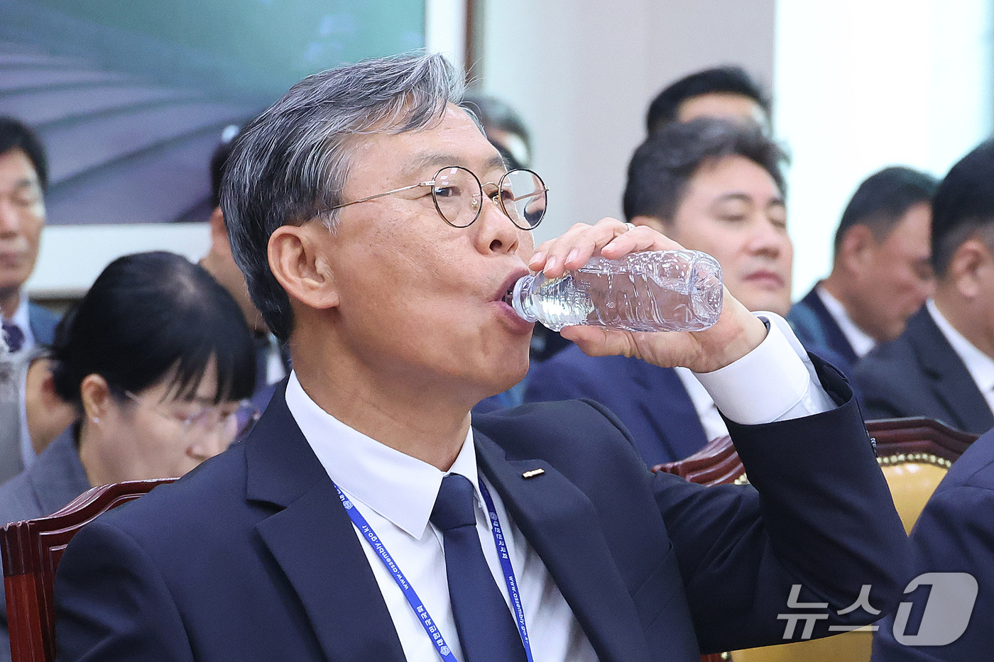 (서울=뉴스1) 신웅수 기자 = 김태승 한국철도공사 사장이 13일 서울 여의도 국회에서 열린 국토교통위원회의 한국철도공사 등에 대한 국정감사에서 목을 축이고 있다. 2026.10. …