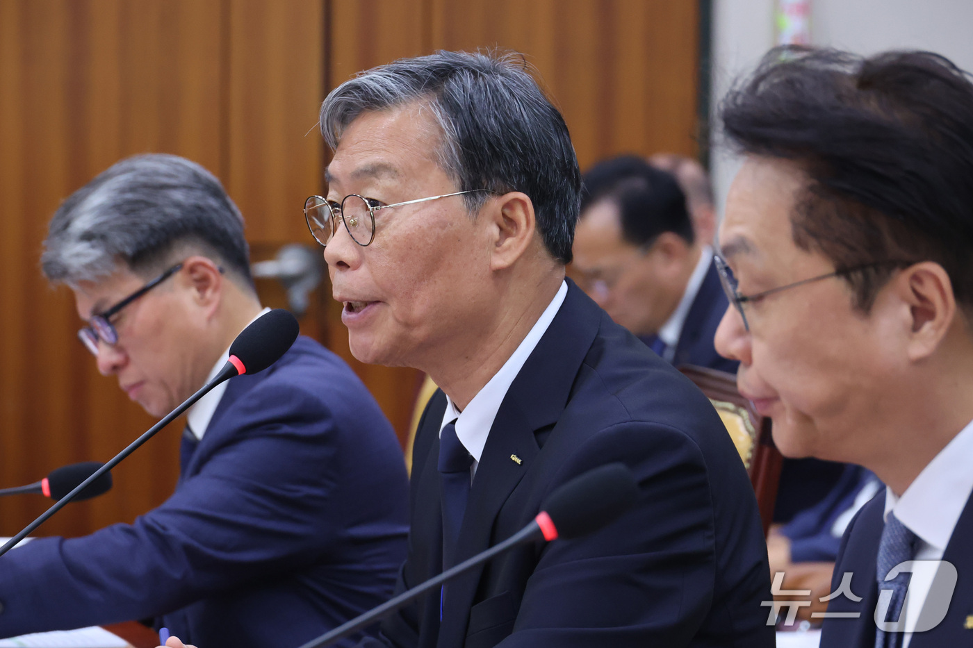 (서울=뉴스1) 신웅수 기자 = 김태승 한국철도공사 사장이 13일 서울 여의도 국회에서 열린 국토교통위원회의 한국철도공사 등에 대한 국정감사에서 의원 질의에 답변하고 있다. 202 …