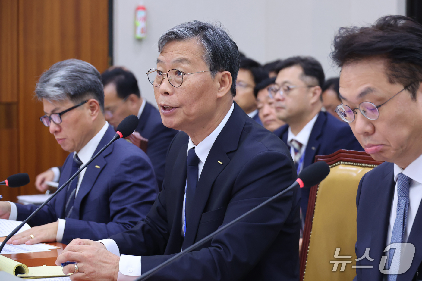 (서울=뉴스1) 신웅수 기자 = 김태승 한국철도공사 사장이 13일 서울 여의도 국회에서 열린 국토교통위원회의 한국철도공사 등에 대한 국정감사에서 의원 질의에 답변하고 있다. 202 …