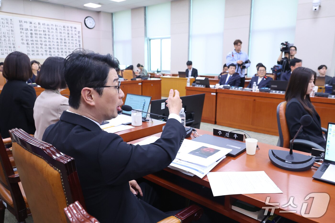 본문 이미지 - 주진우 국민의힘 의원이 13일 서울 여의도 국회에서 열린 법제사법위원회의 헌법재판소 등에 대한 국정감사에서 더불어민주당 의원들과 언쟁을 벌이고 있다. ⓒ 뉴스1 신웅수 기자