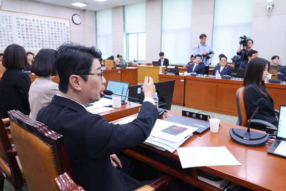 "나 같으면 자살" "이재 명 끊을 때"…'쇼츠용 막말'에 갇힌 국감