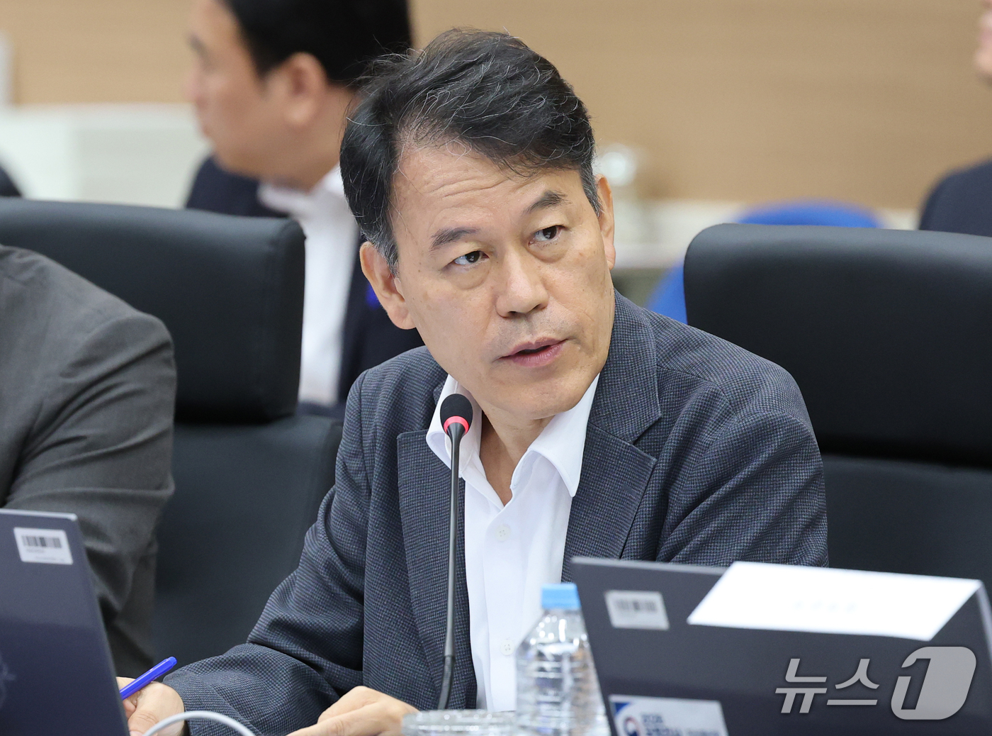 (대전=뉴스1) 김기태 기자 = 윤한홍 국민의힘 의원이 13일 오전 정부대전청사에서 열린 국회 산업통상자원중소벤처기업위원회의 지식재산처에 대한 국정감사에서 질의하고 있다.  202 …