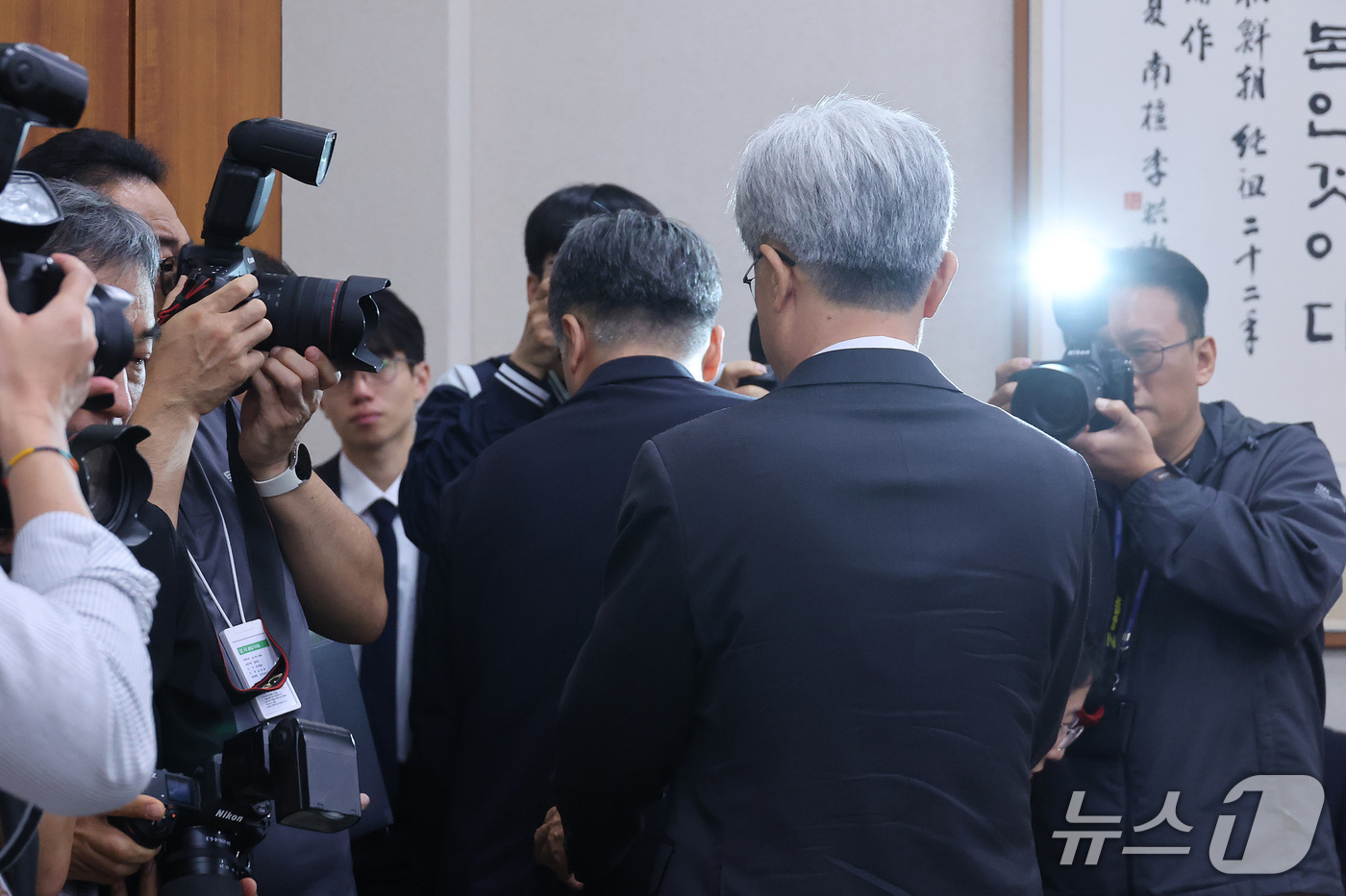 (서울=뉴스1) 신웅수 기자 = 김상환 헌법재판소장이 13일 서울 여의도 국회에서 열린 법제사법위원회의 헌법재판소 등에 대한 국정감사에서 인사말을 한 후 이석하고 있다. 2026. …