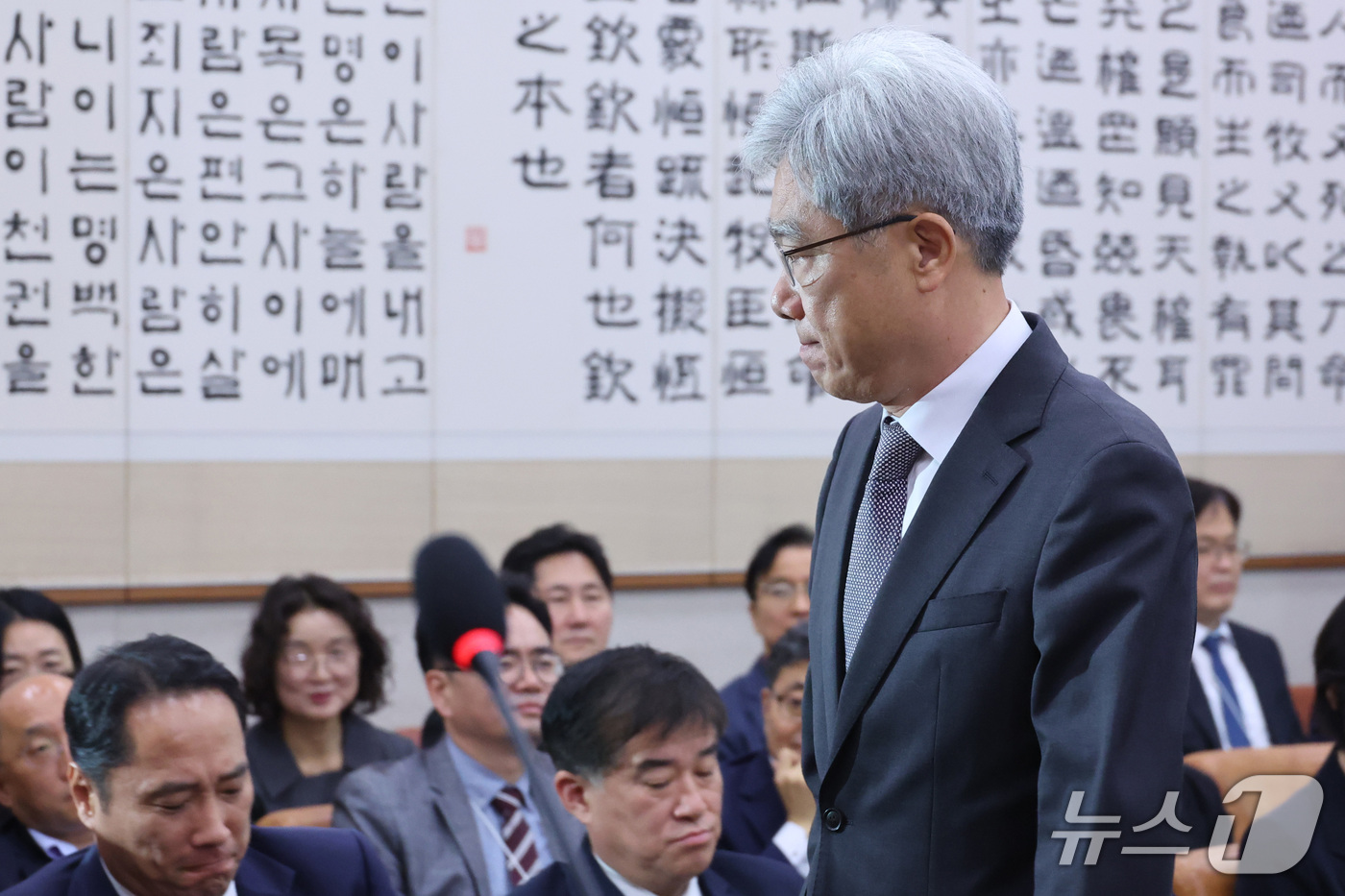 (서울=뉴스1) 신웅수 기자 = 김상환 헌법재판소장이 13일 서울 여의도 국회에서 열린 법제사법위원회의 헌법재판소 등에 대한 국정감사에서 인사말을 한 후 이석하고 있다. 2026. …