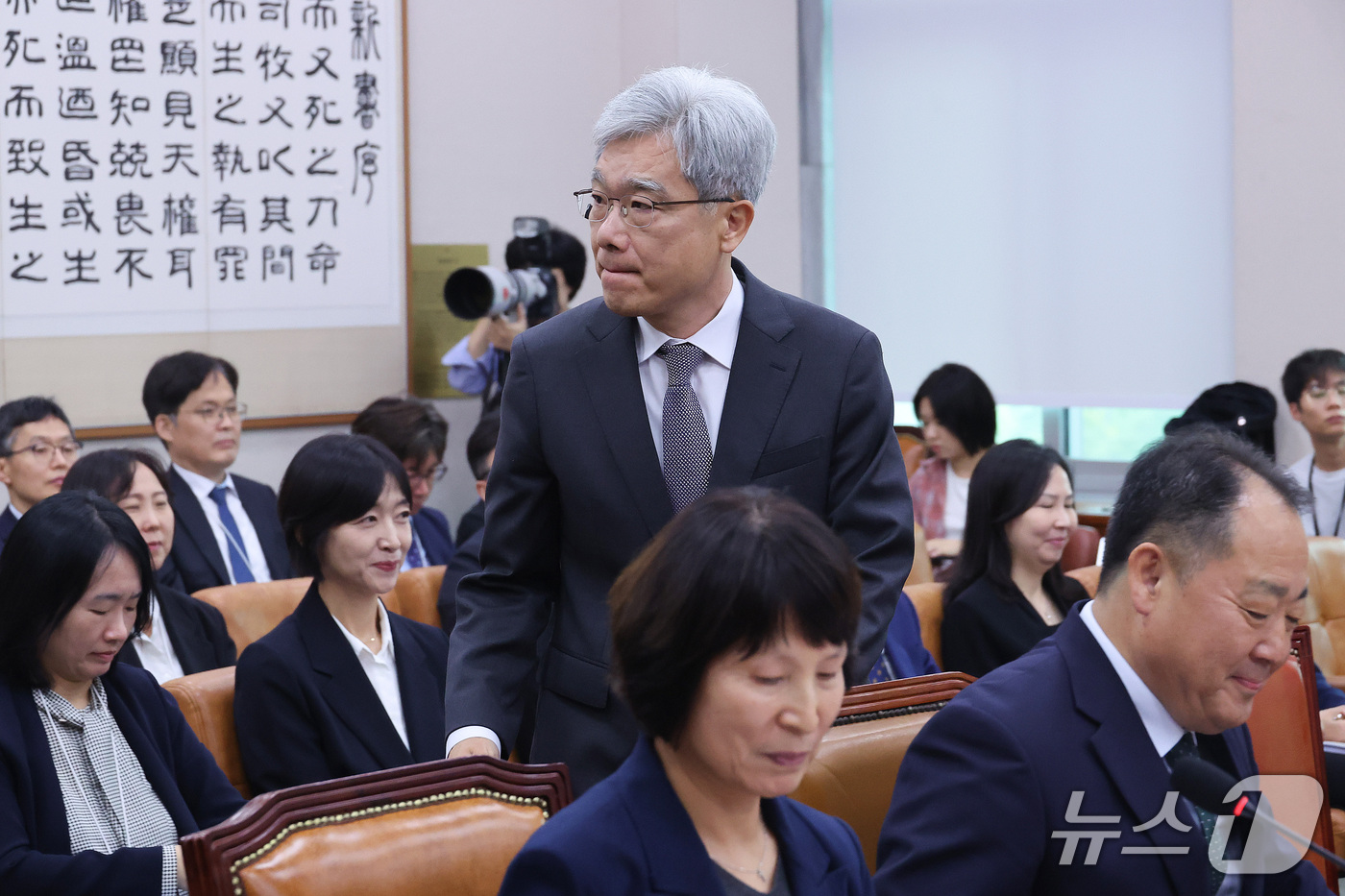 (서울=뉴스1) 신웅수 기자 = 김상환 헌법재판소장이 13일 서울 여의도 국회에서 열린 법제사법위원회의 헌법재판소 등에 대한 국정감사에서 인사말을 한 후 이석하고 있다. 2026. …