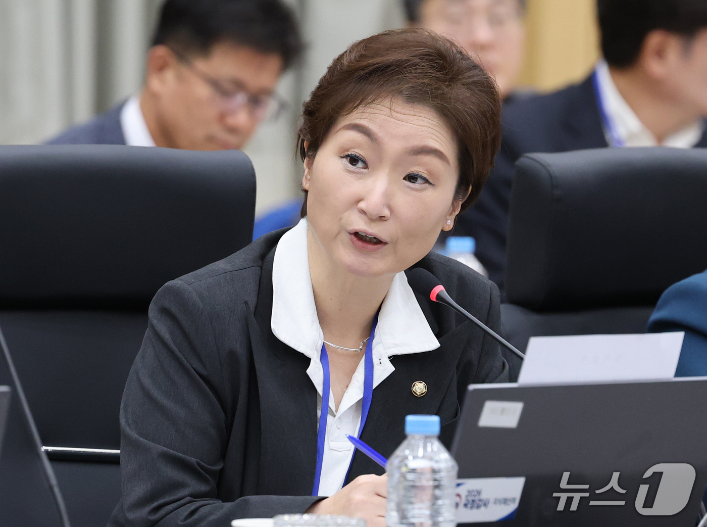 (대전=뉴스1) 김기태 기자 = 이언주 더불어민주당 의원이 13일 오전 정부대전청사에서 열린 국회 산업통상자원중소벤처기업위원회의 지식재산처에 대한 국정감사에서 질의하고 있다.  2 …