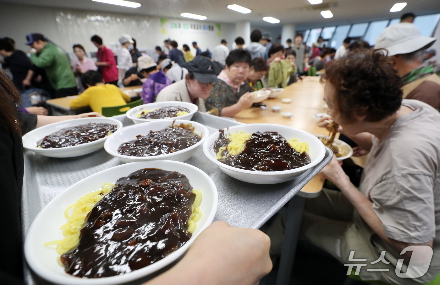 (부산=뉴스1) 윤일지 기자 = 13일 부산 부산진구 다사랑복합문화예술회관 경로식당에서 열린 사랑의 짜장면 나눔 행사에서 부산진구중식봉사협회 회원들이 어르신들에게 짜장면 800여 …