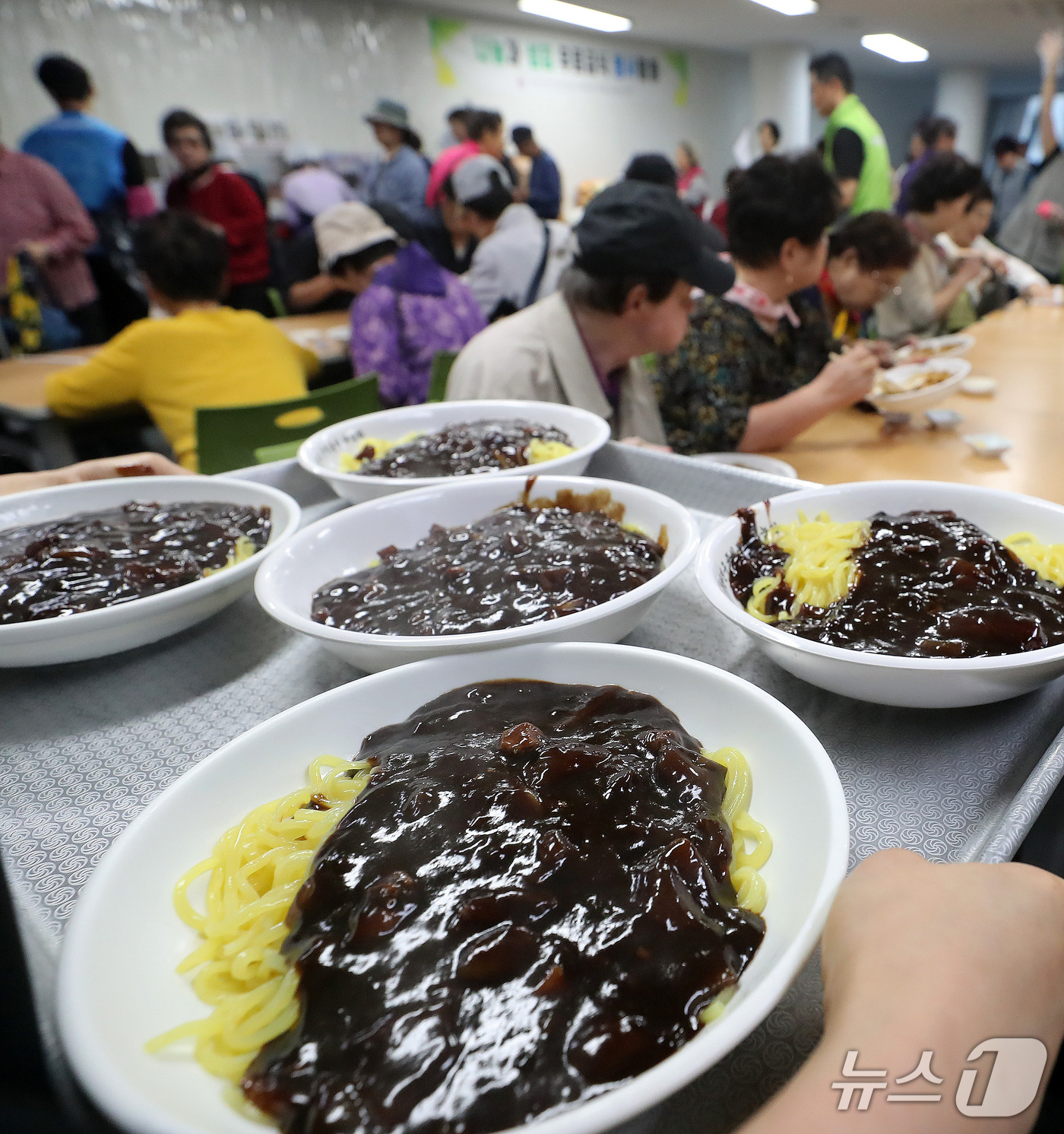 (부산=뉴스1) 윤일지 기자 = 13일 부산 부산진구 다사랑복합문화예술회관 경로식당에서 열린 사랑의 짜장면 나눔 행사에서 부산진구중식봉사협회 회원들이 어르신들에게 짜장면 800여 …