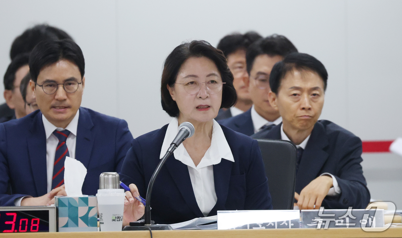 (수원=뉴스1) 김영운 기자 = 추미애 경기도지사가 13일 경기 수원시 영통구 경기도청에서 열린 국회 행정안전위원회의 경기도에 대한 국정감사에서 의원 질의에 답하고 있다. 2026 …