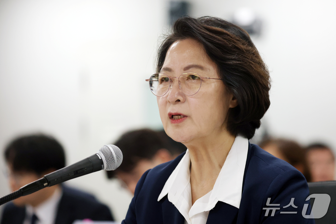 (수원=뉴스1) 김영운 기자 = 추미애 경기도지사가 13일 경기 수원시 영통구 경기도청에서 열린 국회 행정안전위원회의 경기도에 대한 국정감사에서 의원 질의에 답하고 있다. 2026 …